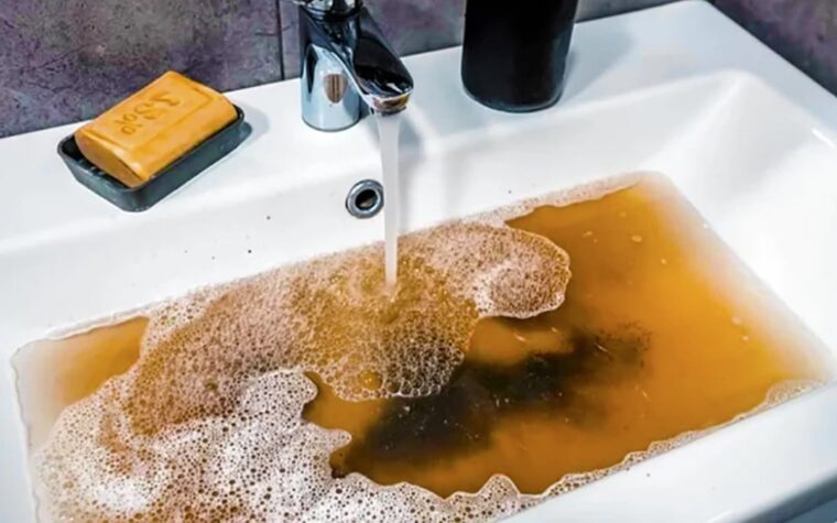Sans vinaigre ni bicarbonate et l’astuce express pour libérer vos canalisations