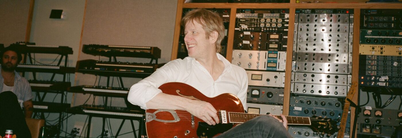 Spoon revient avec deux nouveaux singles, «Chateau Blues» et «Je suppose que je tombe amoureux»