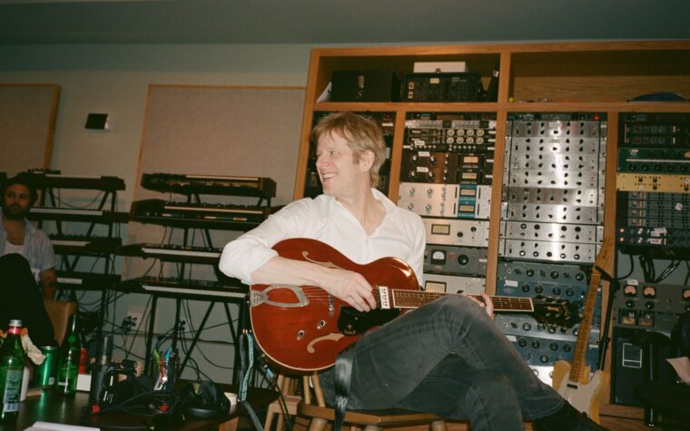 Spoon revient avec deux nouveaux singles, «Chateau Blues» et «Je suppose que je tombe amoureux»