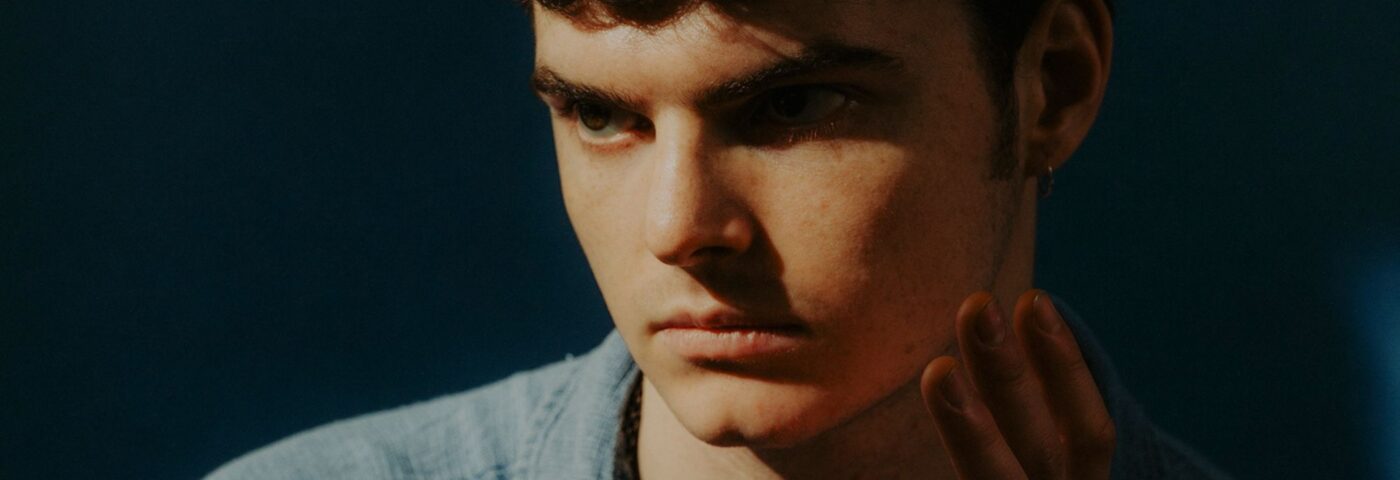 Sydney Minsky Sargeant du Club masculin de travail partage le nouveau single ambiant 'Summer Song' Sydney Minsky Sargeant du Club masculin de travail partage le nouveau single ambiant 'Summer Song'