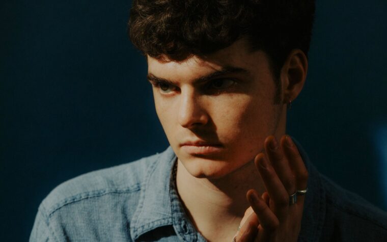 Sydney Minsky Sargeant du Club masculin de travail partage le nouveau single ambiant 'Summer Song'