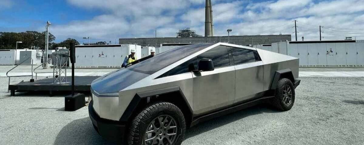 Il laisse son Tesla Cybertruck branché et part en vacances : deux semaines plus tard, impossible de démarrer