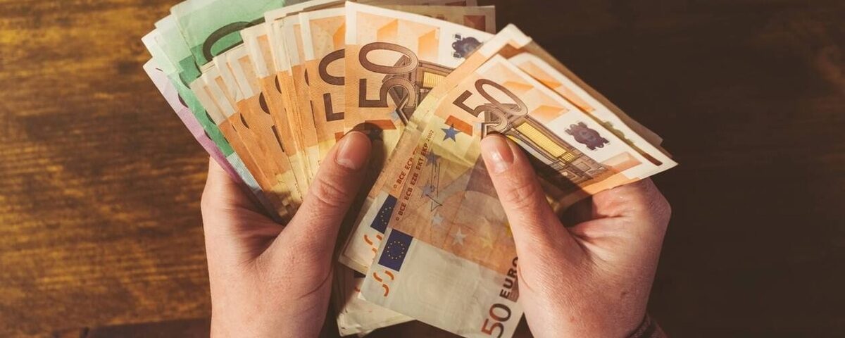 « J’ai l’impression d’avoir gagné au loto » : elle touche un revenu universel de 1 200 € par mois