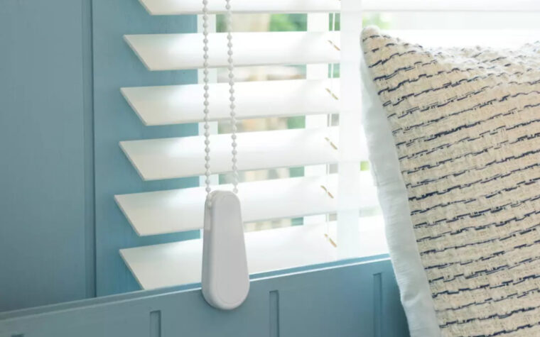 L’astuce de grand-mère pour nettoyer vos stores avec une simple chaussette