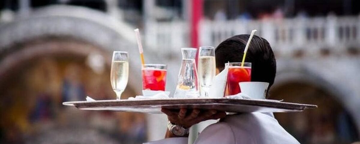 10 manies qui agacent les serveurs au restaurant : êtes-vous concerné ?