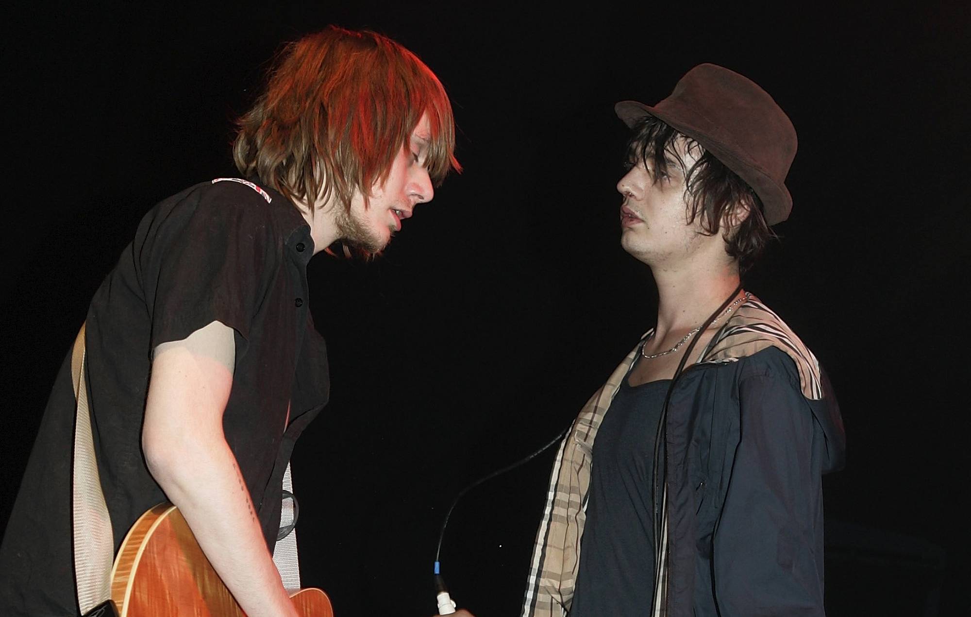 Pete Doherty et Patrick Walden de Babyshambles lors de leur tournée 2006 à Londres (photo de Jo Hale / Getty Images)