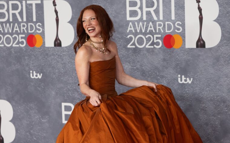 La chanson de Jess Glynne "Hold My Hand" nommée 'de l'été' sur Tiktok après être devenu viral pour le mème 'Jet2 Holidays'
