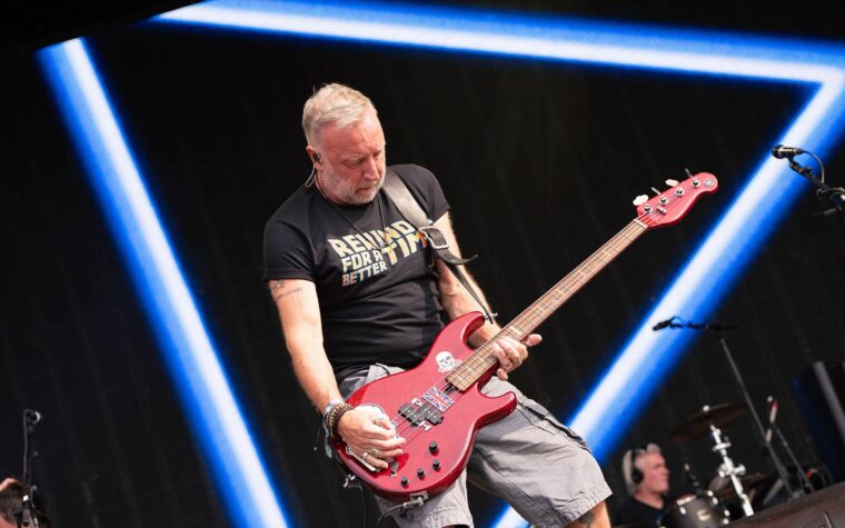 Peter Hook sur les raisons pour lesquelles le nouvel ordre n'est pas dans le rock et le Temple de la renom