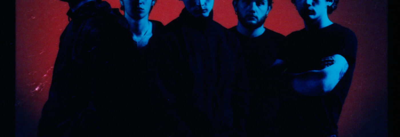 Les cardinaux annoncent le premier album longtemps attendu de l'album 'Masquerade' avec une piste de titre vulnérable