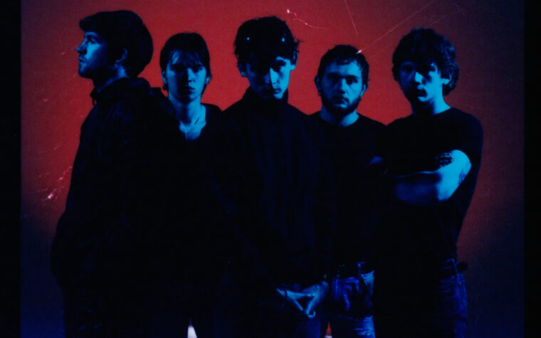 Les cardinaux annoncent le premier album longtemps attendu de l'album 'Masquerade' avec une piste de titre vulnérable