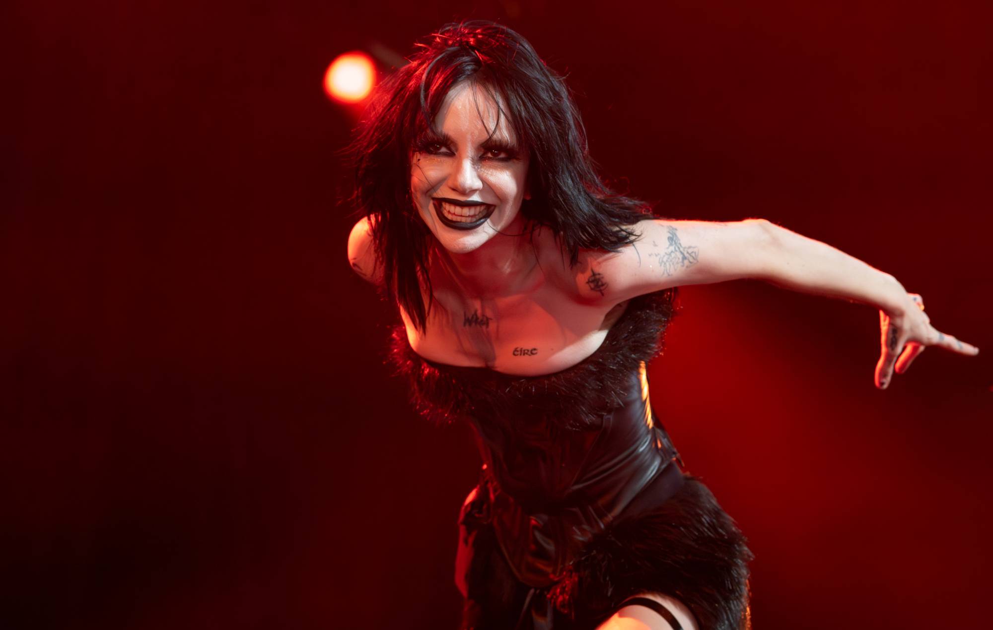 Bambie Thug se produit sur scène pendant le festival des basses terres 2025 (photo de Dimitri Hakke / Redferns)