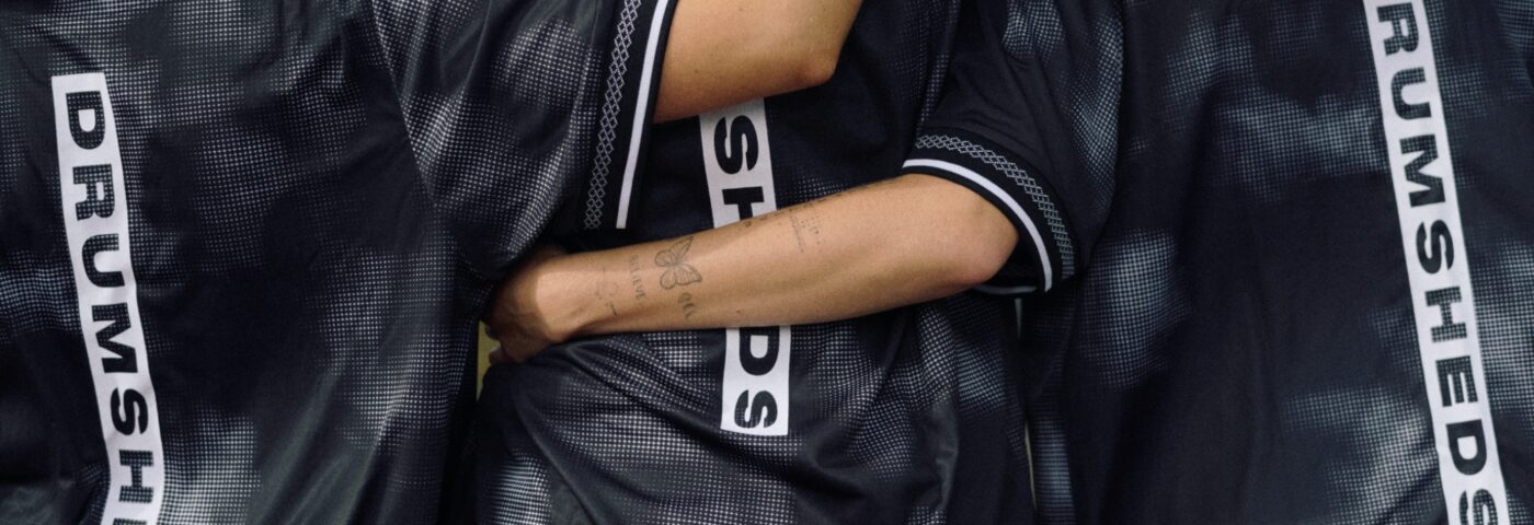 Umbro et Drumsheds font équipe avec Enfield Town FC pour une chemise de football en édition limitée Umbro et Drumsheds font équipe avec Enfield Town FC pour une chemise de football en édition limitée