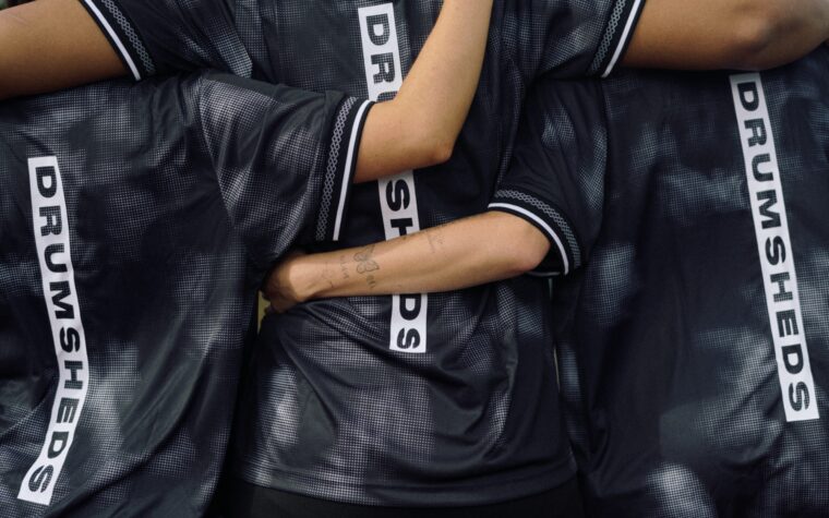 Umbro et Drumsheds font équipe avec Enfield Town FC pour une chemise de football en édition limitée