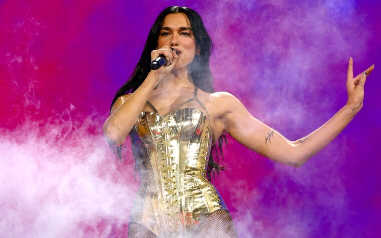 Dua Lipa et Talent Agency répondent aux rapports d'agent de limogeage pour avoir demandé à la ralentissement de Glastonbury