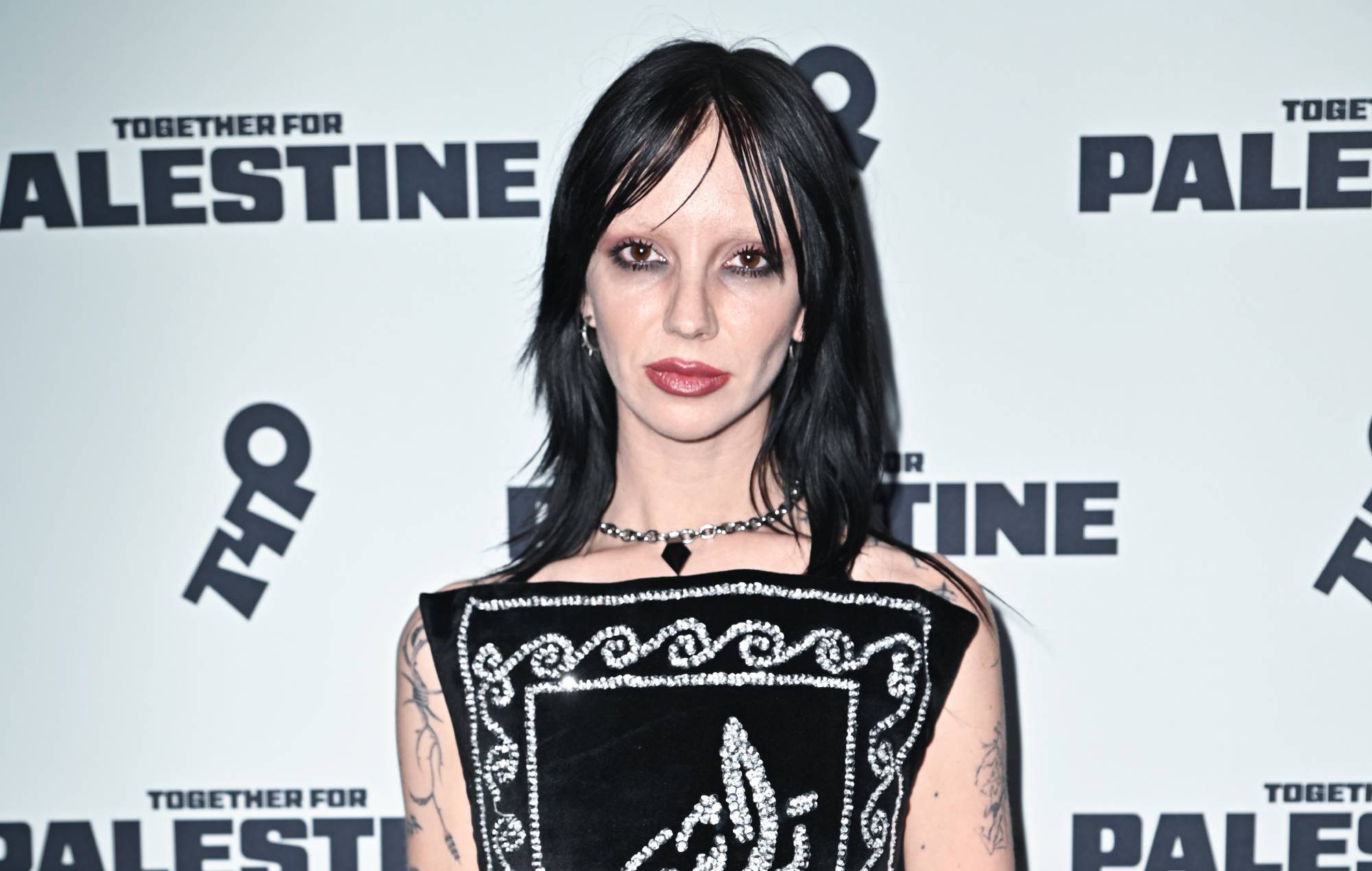Bambie Thug dans les coulisses de l'événement ensemble de collecte de fonds pour la Palestine à l'Ovo Arena Wembley (photo de Laura Rose / Dave Benett / Getty Images)