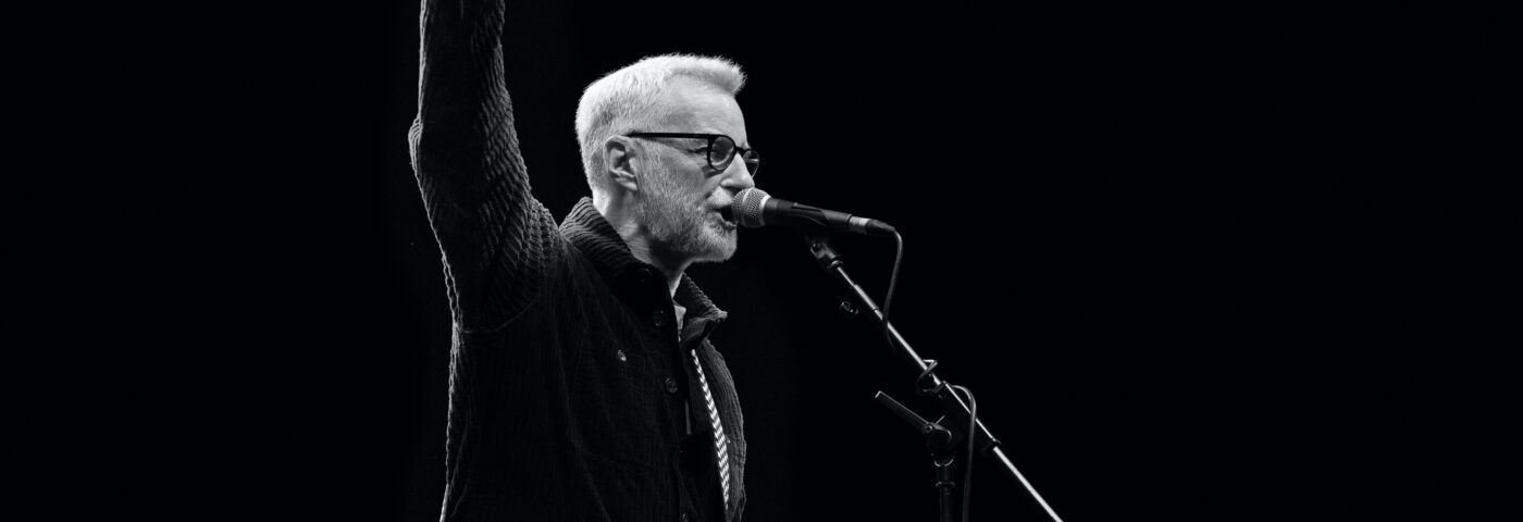 Billy Bragg fait preuve de solidarité avec les Palestiniens sur le nouveau single «Hundred Year Hunger»