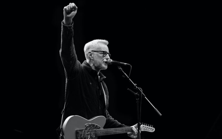 Billy Bragg fait preuve de solidarité avec les Palestiniens sur le nouveau single «Hundred Year Hunger»
