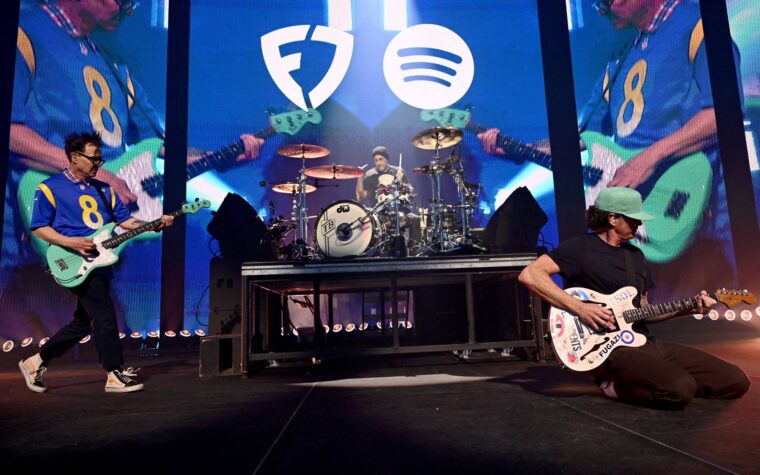 Blink-182 rejoint par Stephen Egerton de Descendants et retrouve avec Matt Skiba d'Alkaline Trio à Riot Fest 2025