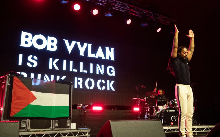 Bob Vylan annonce `` nous n'irons pas tranquillement '' 2025 Royaume-Uni Tour alors qu'ils ripostent au chef de la BBC «sans spin» pour condamner Glastonbury «profondément dérangeant» à MPS