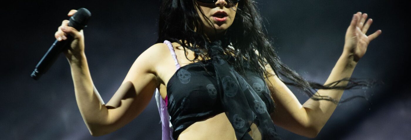 Charli xcx « parfait » pour « 100 nuits de héros », explique le réalisateur