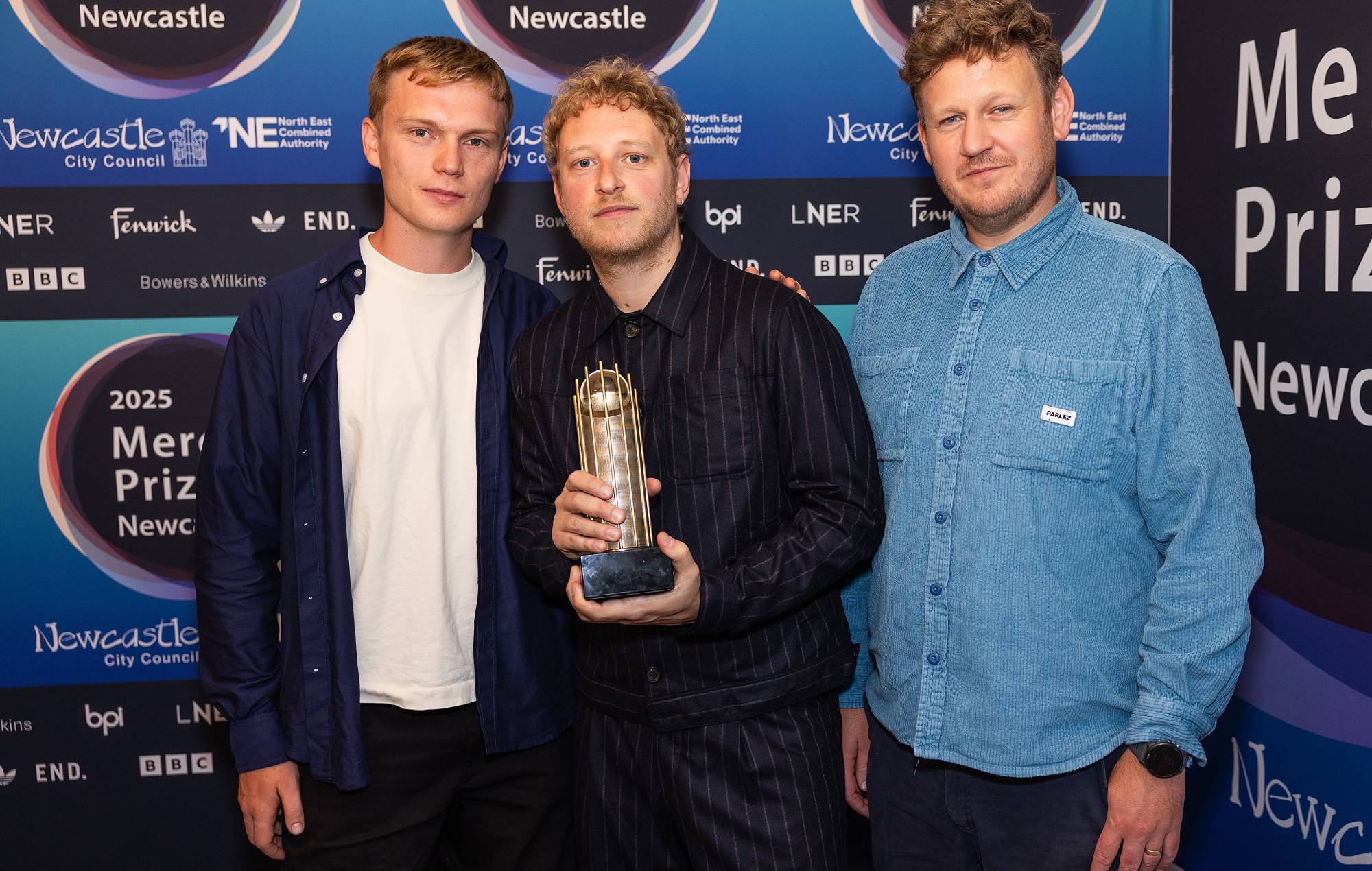 Joe Webb et le groupe assistent à l'annonce des nominations du prix Mercury 2025 (photo de Simon Ackerman / WireImage)