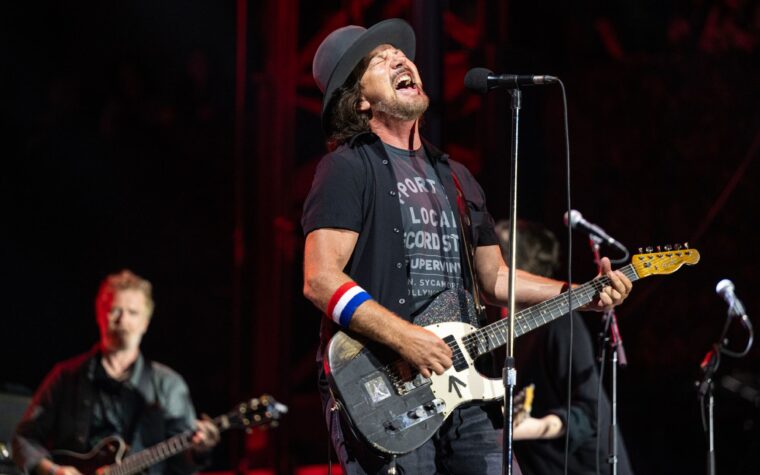 Eddie Vedder Plays Cover Heavy set au Ohana Festival, prend des pistes de George Harrison, Led Zeppelin, l'OMS et plus