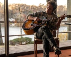 Jeremy Allen White "Superbe" comme Springsteen, dites d'abord «Delive Me From Nowhere»