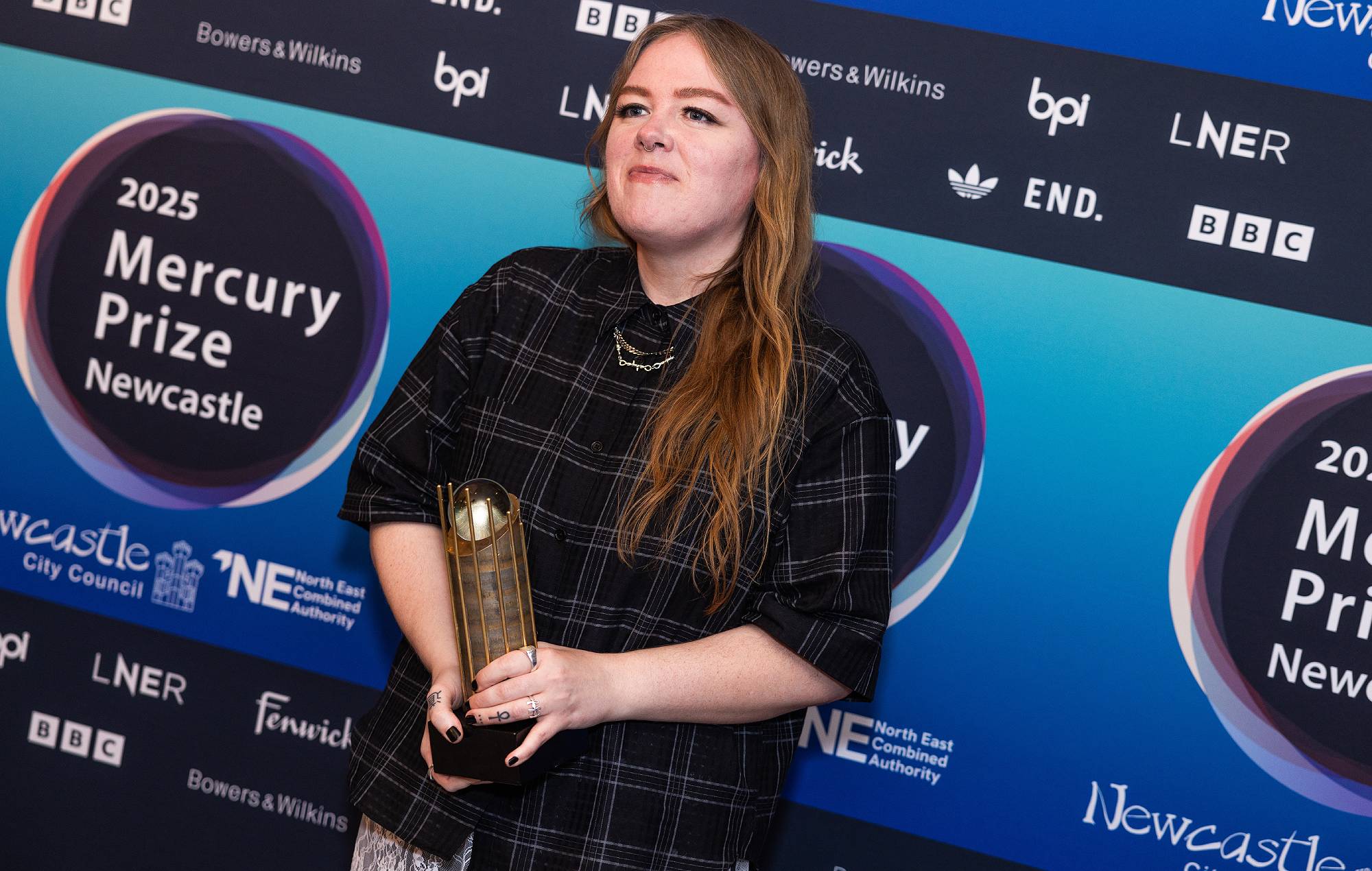 Emma-Jean Thackray assiste aux nominations du prix Mercury 2025 (photo de Simon Ackerman / WireImage)