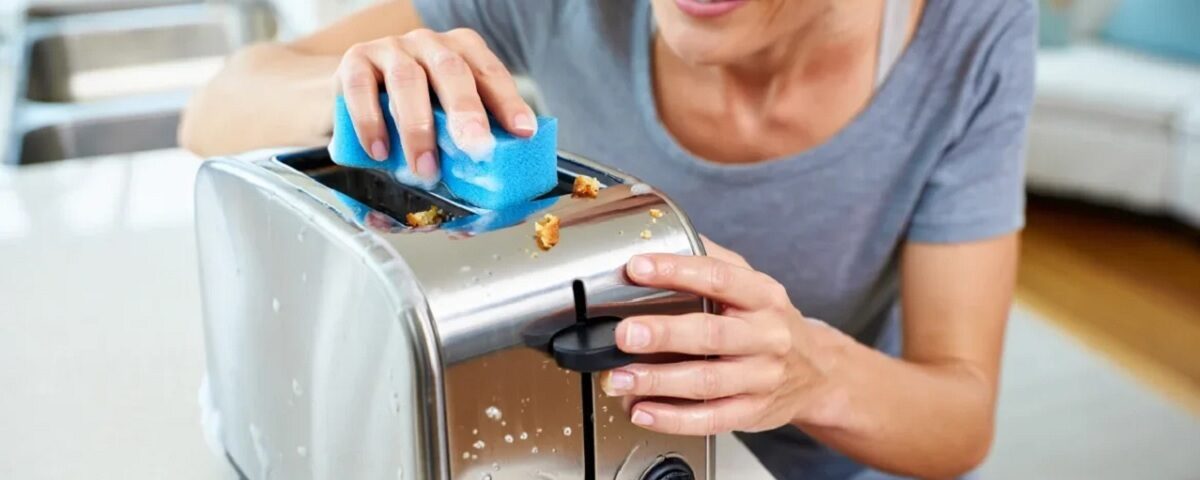 L’astuce simple et sans risque pour vider les miettes de votre grille-pain