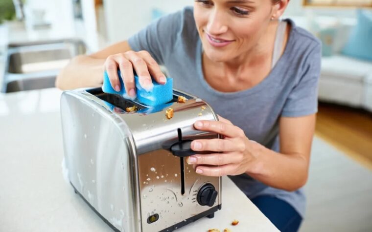L’astuce simple et sans risque pour vider les miettes de votre grille-pain