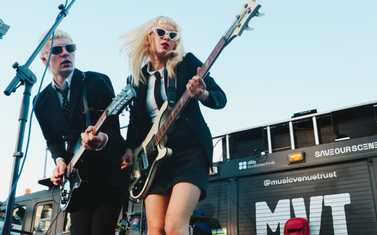 Le Molotovs Play Surprise Gig pour les fans de Coldplay au stade de Wembley sur la scène de la musique de la salle de musique