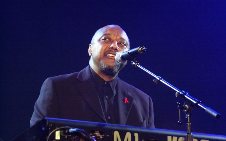 Les problèmes de labi Siffre cessent l'ordre pour Tommy Robinson sur l'utilisation de «quelque chose à l'intérieur) si fort»