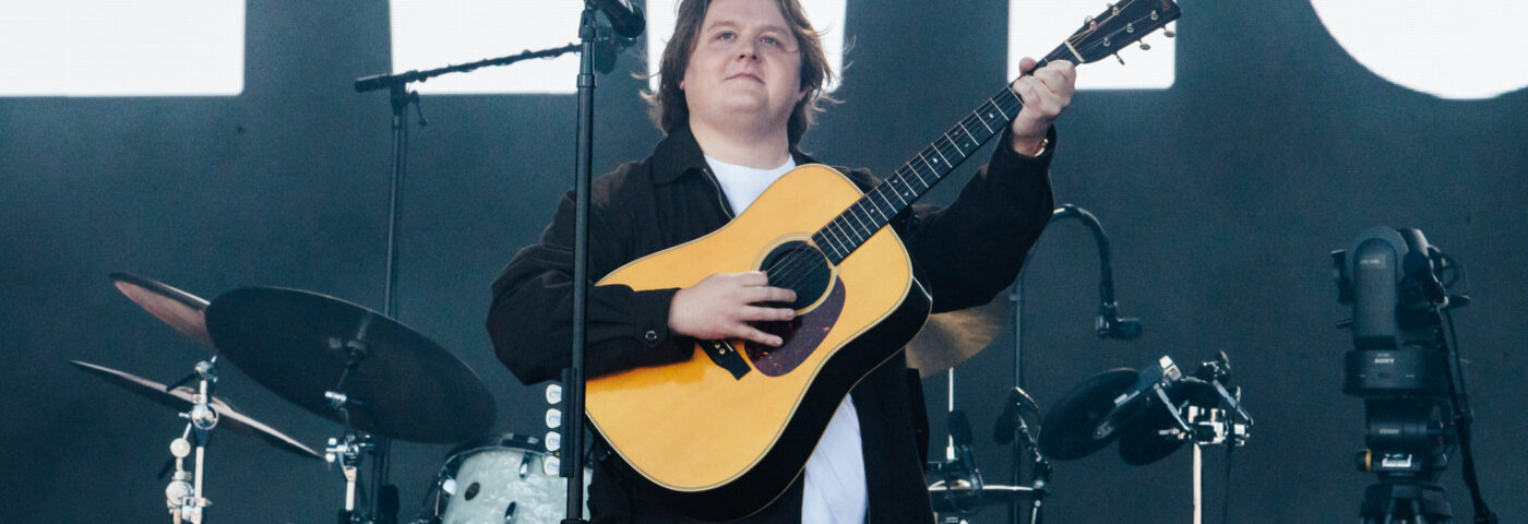 Lewis Capaldi partage un nouveau single sincère «  quelque chose dans les cieux ''