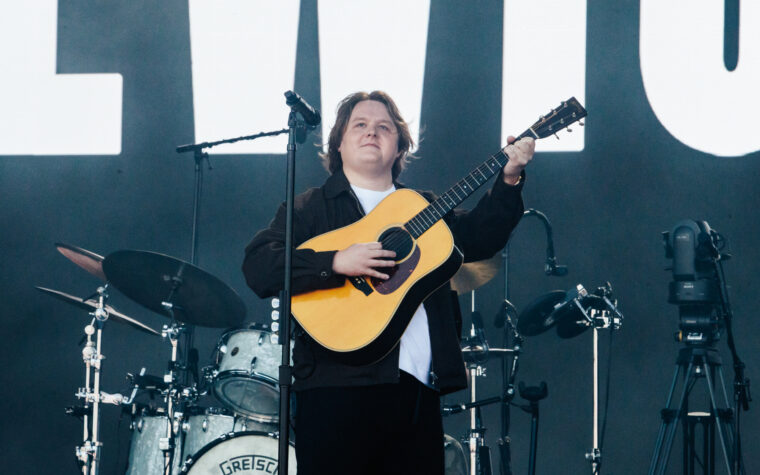 Lewis Capaldi partage un nouveau single sincère «  quelque chose dans les cieux ''