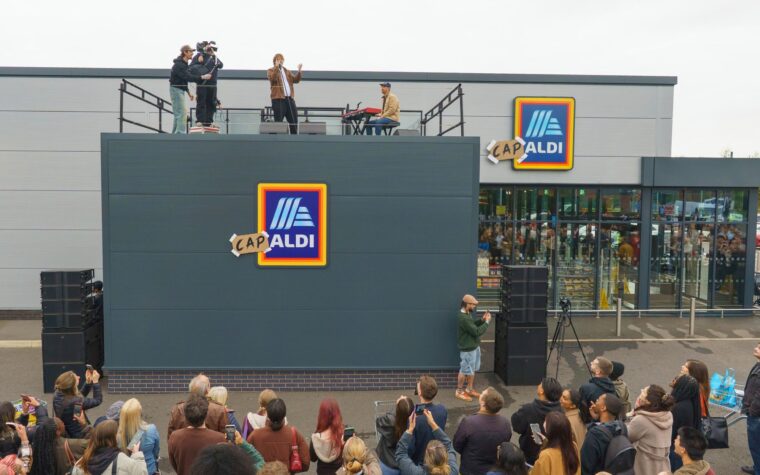 Lewis Capaldi surprend les fans avec les performances de «  quelque chose dans les cieux '' sur le toit du supermarché