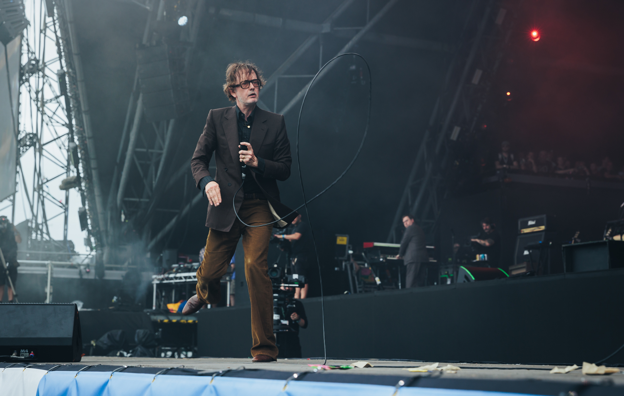 Jarvis Cocker se produit avec Pulp à Glastonbury 2025, photo d'Andy Ford