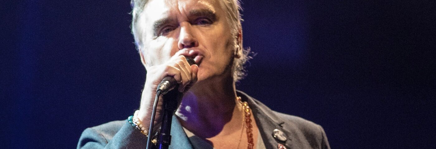 Morrissey, « épuisé par tous les liens avec Marr, Rourke, Joyce », veut vendre tous ses intérêts commerciaux dans les Smiths