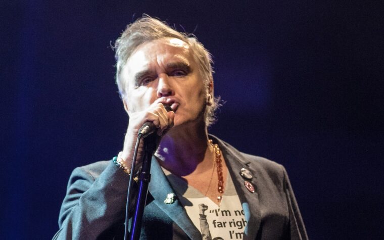 Morrissey, "épuisé par tous les liens avec Marr, Rourke, Joyce", veut vendre tous ses intérêts commerciaux dans les Smiths