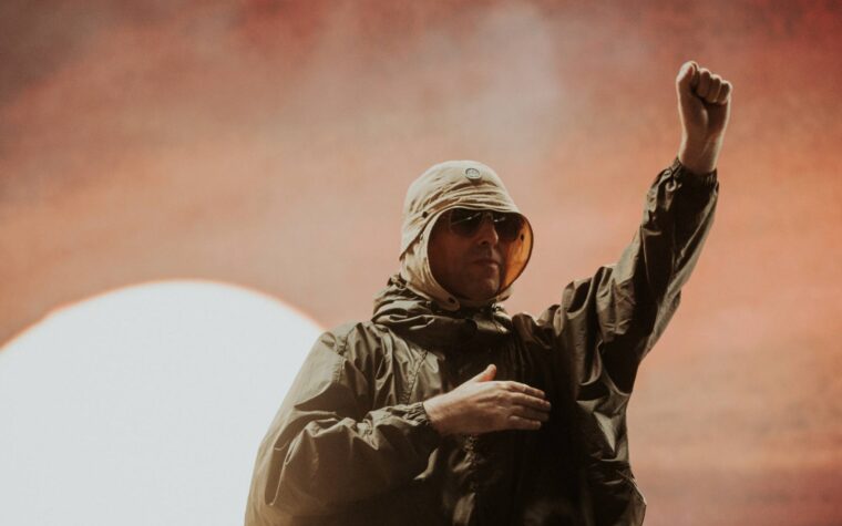 Oasis rend hommage à Ricky Hatton pendant «Live Forever» à Wembley