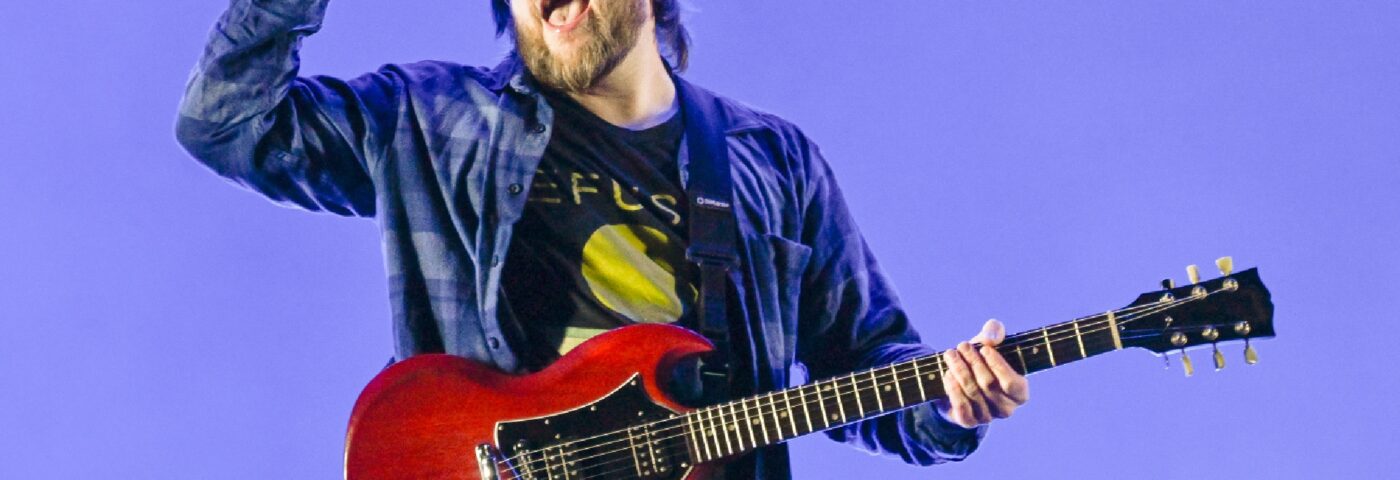 Patrick Stump de Fall Out Boy revient à Hardcore alors qu'il rejoint le week-end Nachos sur scène et la bande originale de Motion City sur un nouveau single