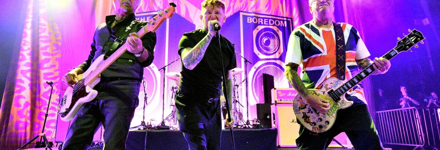 Pistolets sexuels avec Frank Carter Retter la tournée nord et sud-américaine après que Steve Jones ait cassé le poignet: « Dieu sauve le poignet »