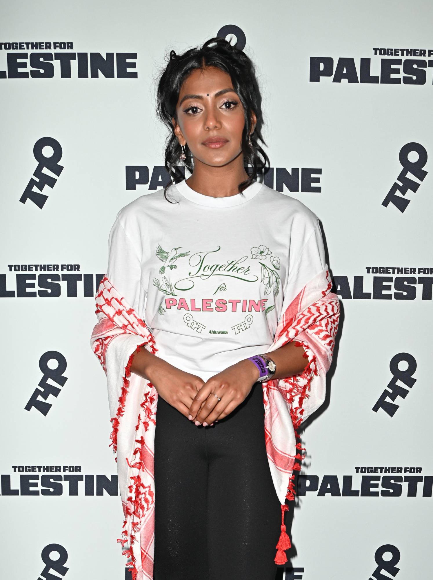 Charithra Chandran pose dans les coulisses du concert Together for Palestine à Wembley Arena (photo de Laura Rose / Dave Benett / Getty Images)