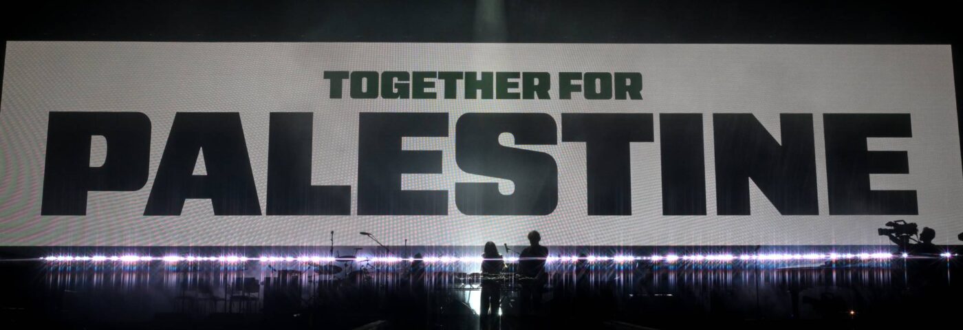 Regardez Brian Eno, Paul Weller, Damon Albarn, Nadine Shah et plus de performance des étoiles en tête pour la Palestine