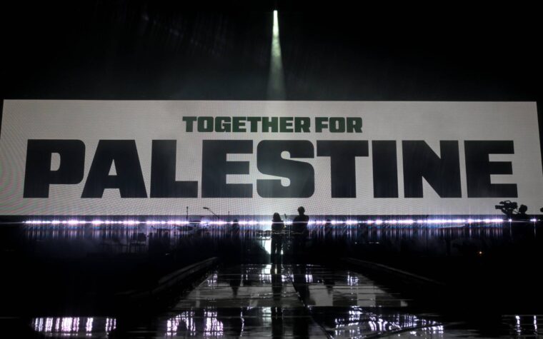 Regardez Brian Eno, Paul Weller, Damon Albarn, Nadine Shah et plus de performance des étoiles en tête pour la Palestine