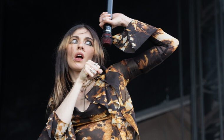 Regardez Caroline Polachek chanter Charli XCX et George Daniel dans l'allée lors de leur cérémonie de mariage sicilien