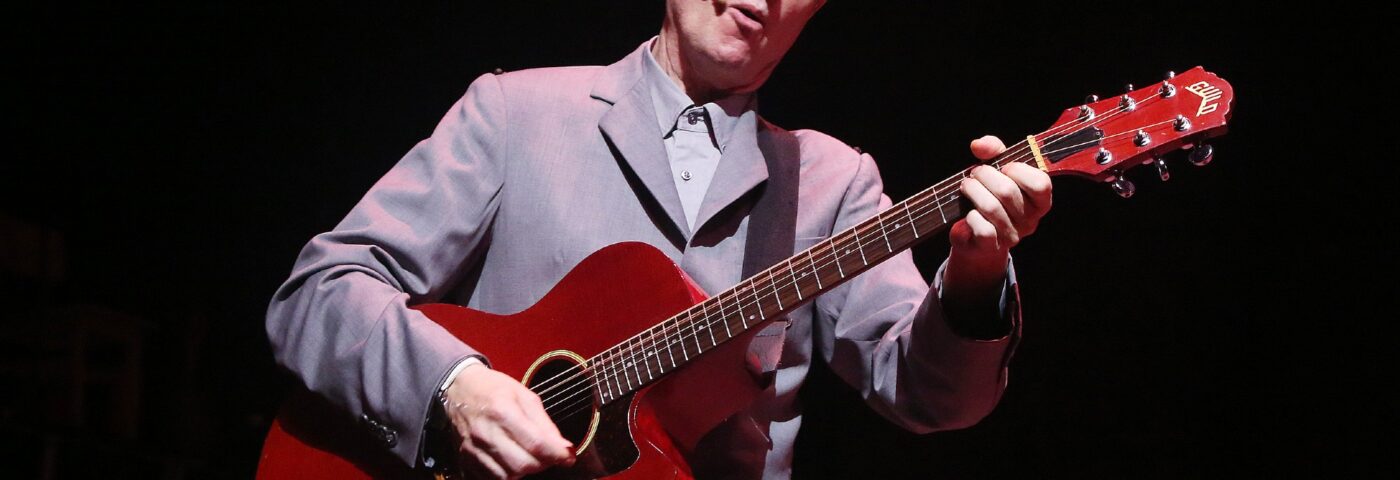 Regardez David Byrne jouer à Talking Heads «  Psycho Killer '' pour la première fois en 19 ans alors qu'il lance la tournée en 2025