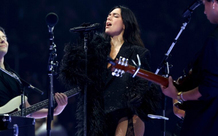 Regardez Dua Lipa Cover Couverture «  One Last Time '' de Ariana Grande lors de la tournée «  Radical Optimism '' Tour à Miami
