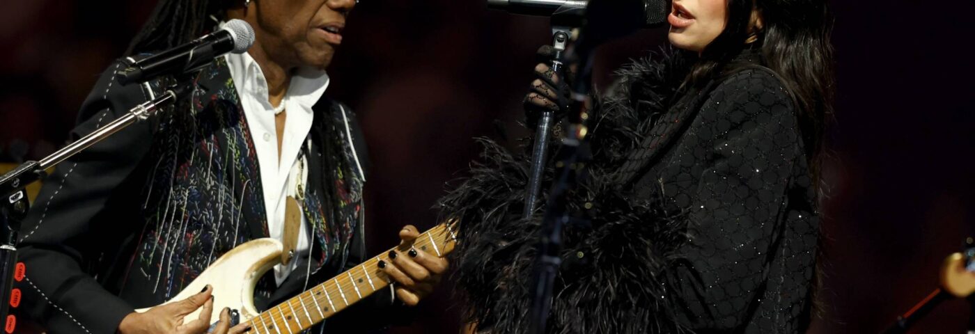 Regardez Dua Lipa jouer au «Le Freak» de Chic avec Nile Rodgers à Madison Square Garden