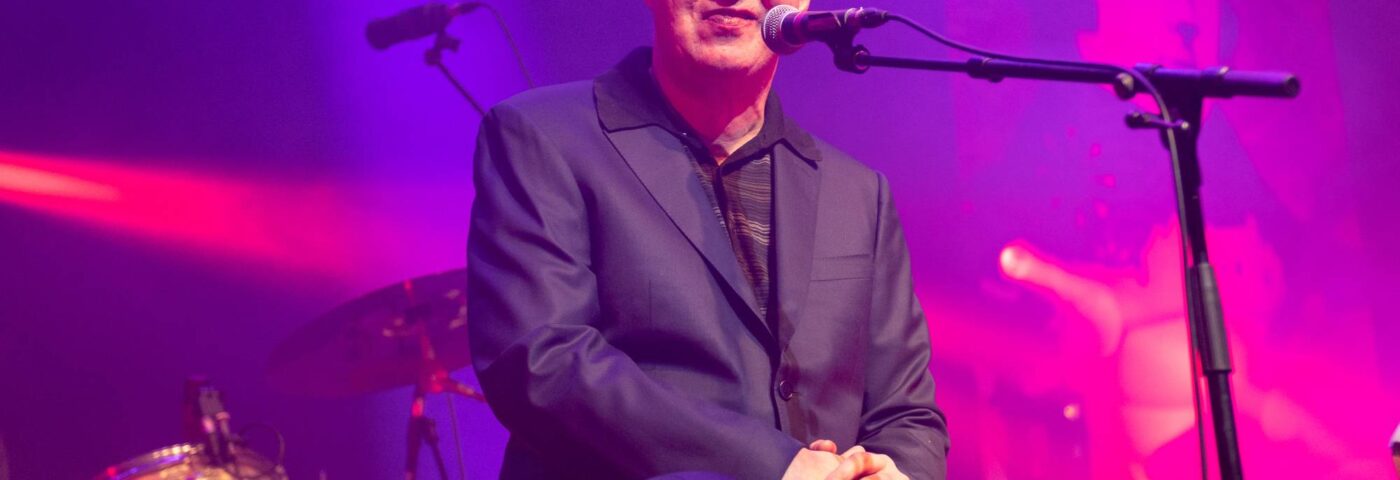Regardez Edwyn Collins retrouver les camarades d'Orange Juice pour jouer à «  Felicity '' au dernier spectacle de Glasgow