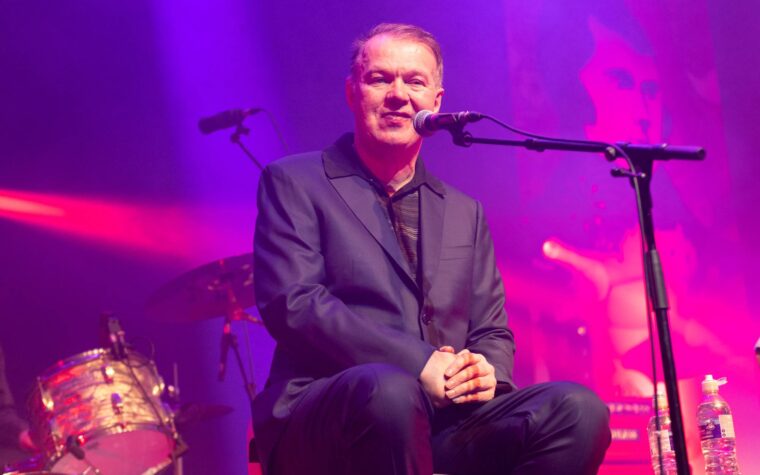 Regardez Edwyn Collins retrouver les camarades d'Orange Juice pour jouer à «  Felicity '' au dernier spectacle de Glasgow